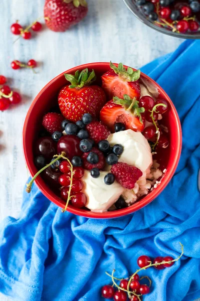 Gesundes Frühstück: Quark mit saurer Sahne, Erdbeere, Himbeere, Blaubeere, Kirsche und roter Johannisbeere — Stockfoto