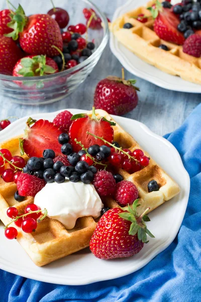 Gesundes Frühstück: belgische Waffeln mit saurer Sahne, Erdbeere, Himbeere, Blaubeere, Kirsche und roter Johannisbeere — Stockfoto