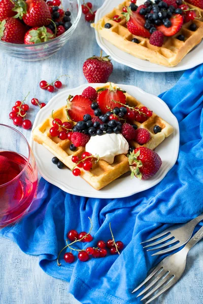 Desayuno saludable: gofres belgas con crema agria, fresa, frambuesa, arándanos, cerezas y grosellas rojas — Foto de Stock