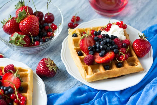 Gesundes Frühstück: belgische Waffeln mit saurer Sahne, Erdbeere, Himbeere, Blaubeere, Kirsche und roter Johannisbeere — Stockfoto