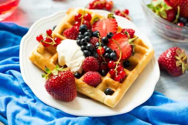 Gesundes Frühstück: belgische Waffeln mit saurer Sahne, Erdbeere, Himbeere, Blaubeere, Kirsche und roter Johannisbeere — Stockfoto
