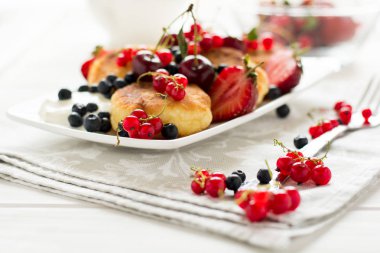 Sağlıklı Kahvaltı: peynir krep ekşi krema ve taze olgun çilek ile 