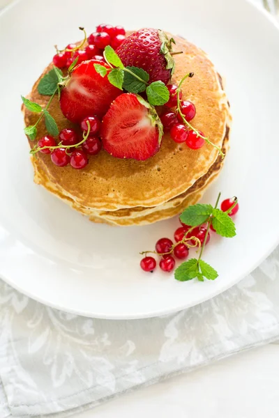 Desayuno tradicional: pila de panqueques con bayas decoradas con hojas de menta — Foto de Stock