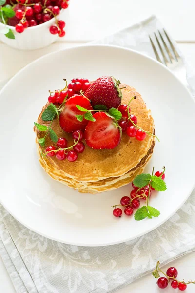 Tradition breakfast: stack of pancakes with berries decorated mint leaves — Stock Photo, Image