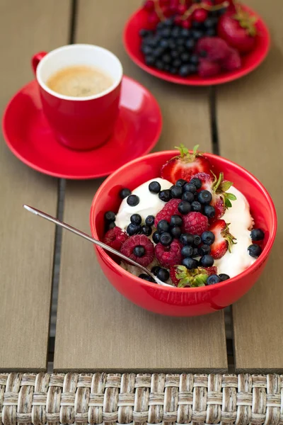 Café da manhã saudável em mobiliário de jardim: queijo cottage com creme de leite, morango, framboesa e mirtilo, café expresso e prato de bagas maduras frescas — Fotografia de Stock