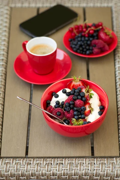 Café da manhã saudável em mobiliário de jardim: queijo cottage com creme de leite, morango, framboesa e mirtilo, café expresso e prato de bagas maduras frescas — Fotografia de Stock