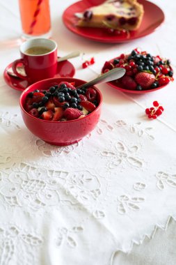 Sağlıklı Kahvaltı: süzme peynir ekşi krema, çilek, ahududu ve yaban mersini, espresso, vişneli cheesecake ve tabak taze olgun çilek