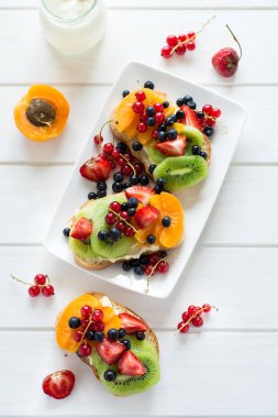 Meyve tatlı sandviç ricotta peyniri, kivi, kayısı, çilek, yaban mersini ve Frenk üzümü 