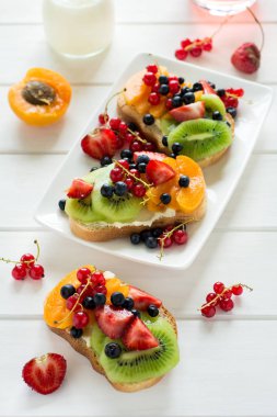 Meyve tatlı sandviç ricotta peyniri, kivi, kayısı, çilek, yaban mersini ve Frenk üzümü 