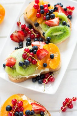 Meyve tatlı sandviç ricotta peyniri, kivi, kayısı, çilek, yaban mersini ve Frenk üzümü 