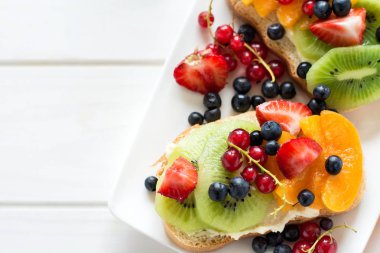 Meyve tatlı sandviç ricotta peyniri, kivi, kayısı, çilek, yaban mersini ve Frenk üzümü 