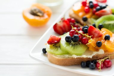 Meyve tatlı sandviç ricotta peyniri, kivi, kayısı, çilek, yaban mersini ve Frenk üzümü 