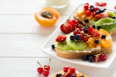 Meyve tatlı sandviç ricotta peyniri, kivi, kayısı, çilek, yaban mersini ve Frenk üzümü 