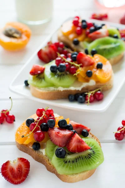 Meyve tatlı sandviç ricotta peyniri, kivi, kayısı, çilek, yaban mersini ve Frenk üzümü 