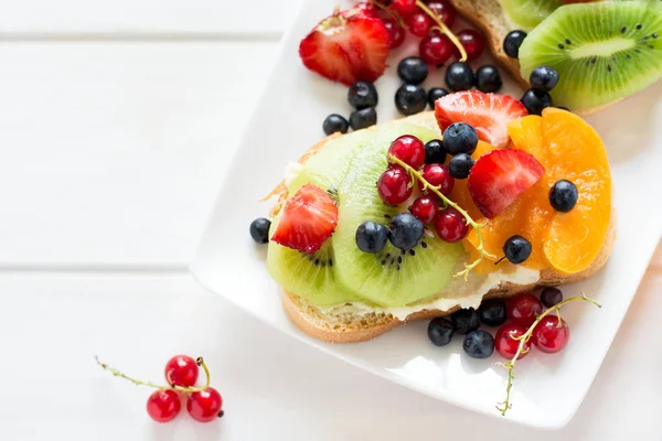 Meyve tatlı sandviç ricotta peyniri, kivi, kayısı, çilek, yaban mersini ve Frenk üzümü 