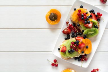 Meyve tatlı sandviç ricotta peyniri, kivi, kayısı, çilek, yaban mersini ve Frenk üzümü 