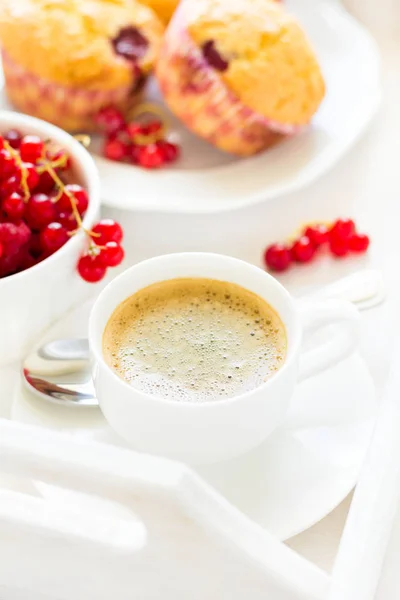 Традиционный завтрак: эспрессо, фруктовые кексы и спелые ягоды — стоковое фото