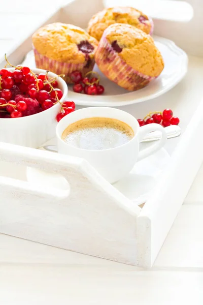 Традиционный завтрак: эспрессо, фруктовые кексы и спелые ягоды — стоковое фото