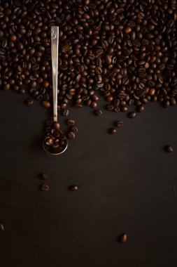 Koyu ahşap zemin üzerine kahve çekirdekleri