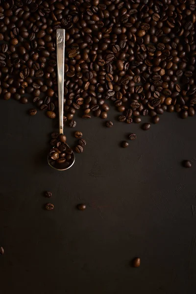 어두운 나무 배경에 커피 콩 — 스톡 사진