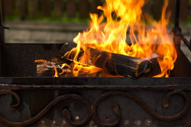 Yanan ahşap şenlik ateşi mangal açık