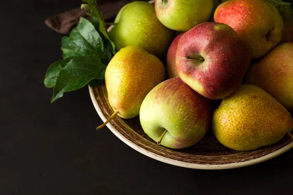 Placa con peras maduras y manzanas — Foto de Stock