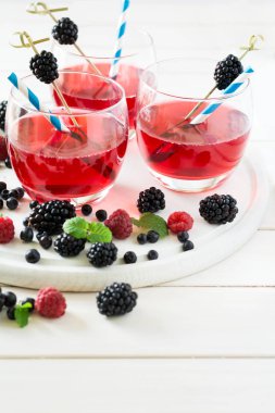 Böğürtlen, yaban mersini ve ahududu meyve çay nane yaprakları dekore edilmiştir. 