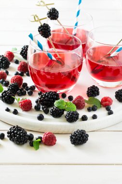 Böğürtlen, yaban mersini ve ahududu meyve çay nane yaprakları dekore edilmiştir. 