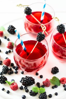 Böğürtlen, yaban mersini ve ahududu meyve çay nane yaprakları dekore edilmiştir. 