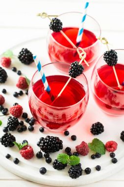 Böğürtlen, yaban mersini ve ahududu meyve çay nane yaprakları dekore edilmiştir. 