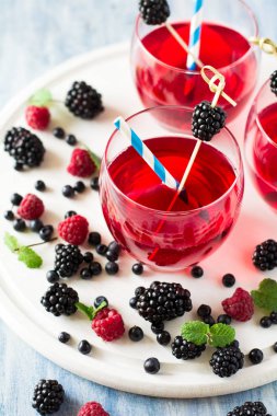 Böğürtlen, yaban mersini ve ahududu meyve çay nane yaprakları dekore edilmiştir. 