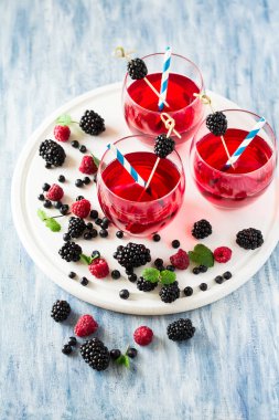 Böğürtlen, yaban mersini ve ahududu meyve çay nane yaprakları dekore edilmiştir. 