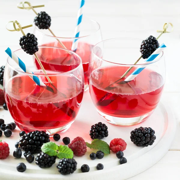 Böğürtlen, yaban mersini ve ahududu meyve çay nane yaprakları dekore edilmiştir. 