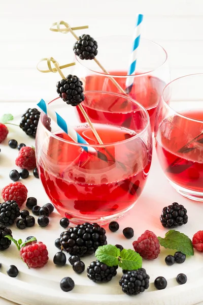 Böğürtlen, yaban mersini ve ahududu meyve çay nane yaprakları dekore edilmiştir. 