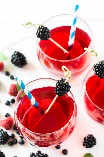 Böğürtlen, yaban mersini ve ahududu meyve çay nane yaprakları dekore edilmiştir. 