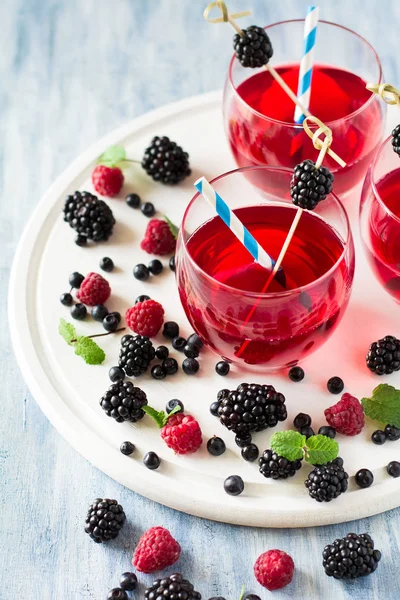 Böğürtlen, yaban mersini ve ahududu meyve çay nane yaprakları dekore edilmiştir. 