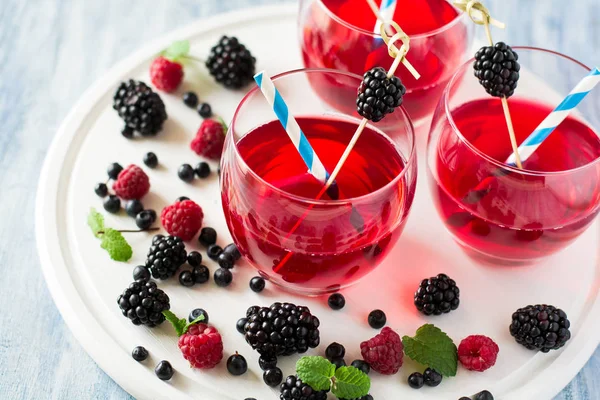 Böğürtlen, yaban mersini ve ahududu meyve çay nane yaprakları dekore edilmiştir. 