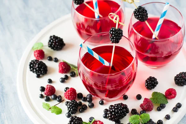 Böğürtlen, yaban mersini ve ahududu meyve çay nane yaprakları dekore edilmiştir. 