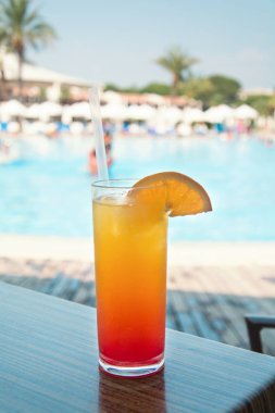 Bir Yüzme Havuzu kenarında renkli kokteyller ile gözlük 