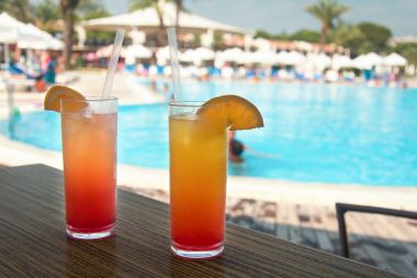 Bir Yüzme Havuzu kenarında renkli kokteyller ile gözlük 