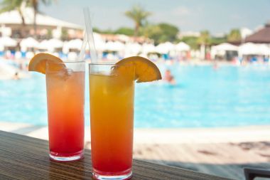 Bir Yüzme Havuzu kenarında renkli kokteyller ile gözlük 