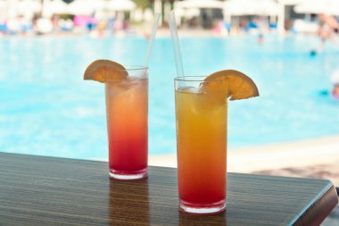 Bir Yüzme Havuzu kenarında renkli kokteyller ile gözlük 