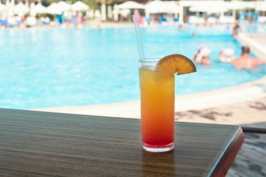 Bir Yüzme Havuzu kenarında renkli kokteyller ile gözlük 