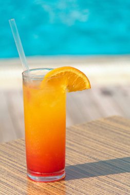 Bir Yüzme Havuzu kenarında renkli kokteyller ile gözlük 