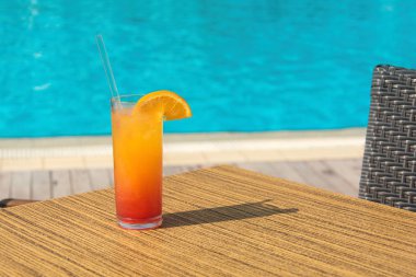 Bir Yüzme Havuzu kenarında renkli kokteyller ile gözlük 