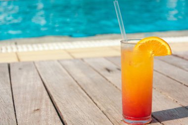 Bir Yüzme Havuzu kenarında renkli kokteyller ile gözlük 