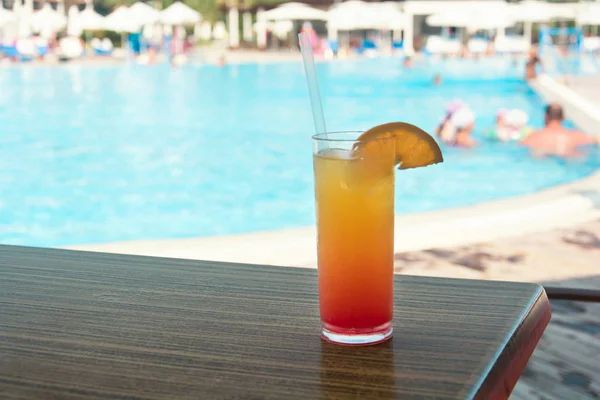 Bir Yüzme Havuzu kenarında renkli kokteyller ile gözlük 