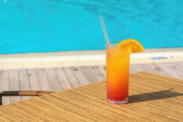 Gafas con cócteles de colores al lado de una piscina — Foto de Stock