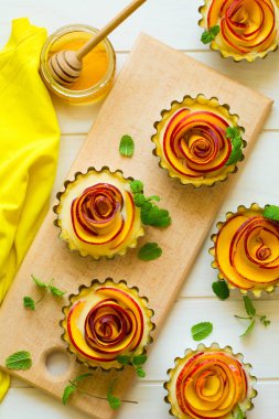 Beyaz ahşap zemin üzerinde Erik Güllü tartlets