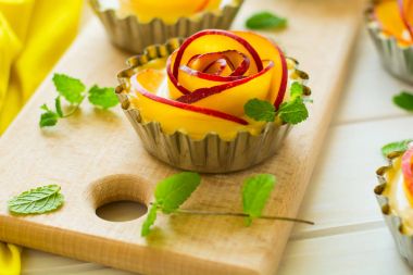 Beyaz ahşap zemin üzerinde Erik Güllü tartlets